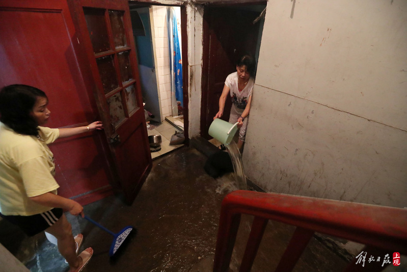 Cadres and volunteers of the rainstorm residents committee were the first to stand out in the storm. Residents' homes flooded in varying degrees. Residents | volunteers | Shanghai