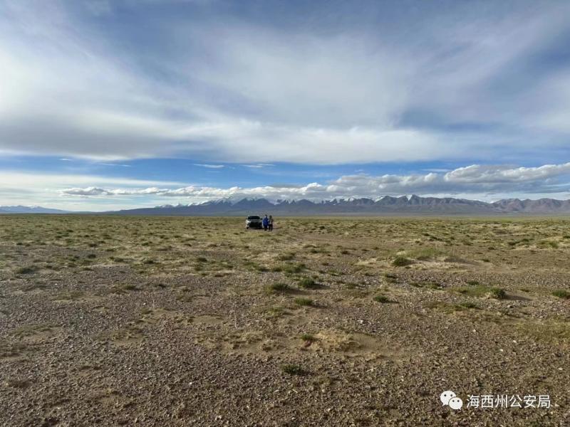 Qinghai police dispatched helicopters and mobilized police forces from two places to successfully rescue 7 tourists trapped in swampy areas at an altitude of 4300 meters. The police