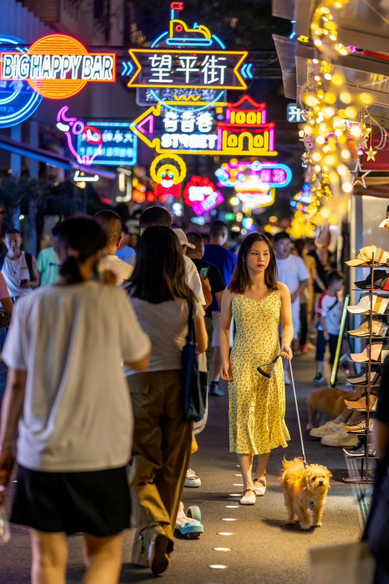 New formats emerge and multiple elements are integrated - highlights of nighttime consumption in multiple locations, scanned elements | tourists | highlights