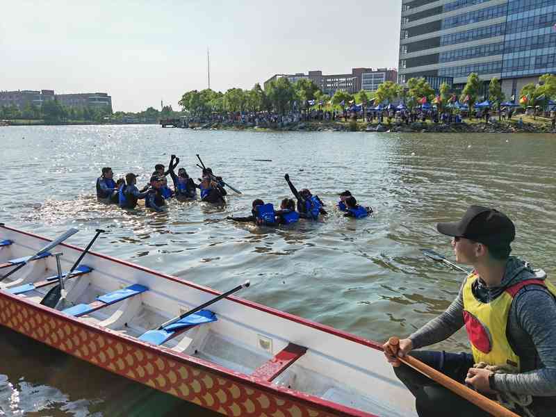 200 meters only made 55 seconds, the dragon boat champion team jumped into the river three times, and 32 international students from the Yangtze River Delta welcomed the Dragon Boat Festival in Shanghai