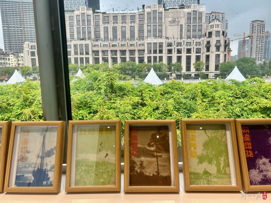 The "Old Book Market" by the Suzhou River has opened, and the rainy weather does not stop the enthusiasm of Shanghai people to search for books