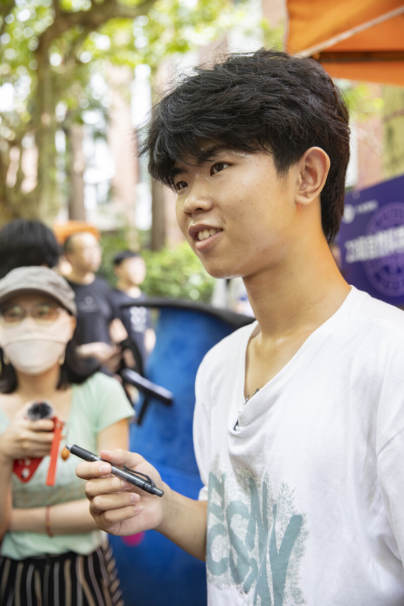 More than 4200 new students from Fudan University have started school, and a boy who has fought 600 exams with a pen has reported to the university | freshmen | exams