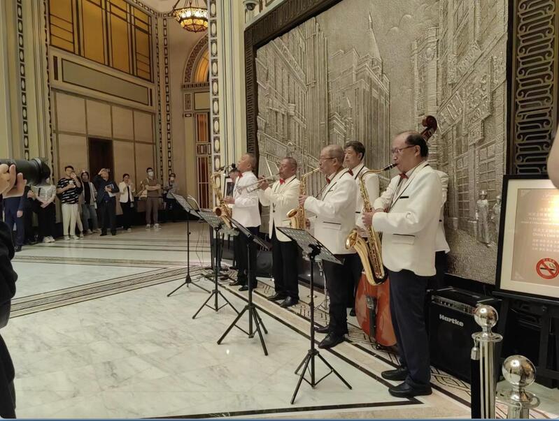The elderly jazz band plays local music, and the President of Honduras arrives in Shanghai and stays at a hotel. Iris Shiomala Castro Samento | President | Check in