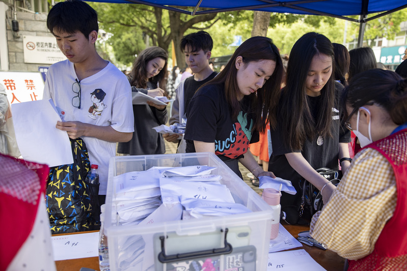 Wearing heat dissipation stickers to take the exam, sending Ultraman's younger brother to take the exam... Go straight to Shanghai for the first day of the college entrance examination | Test site | Shanghai