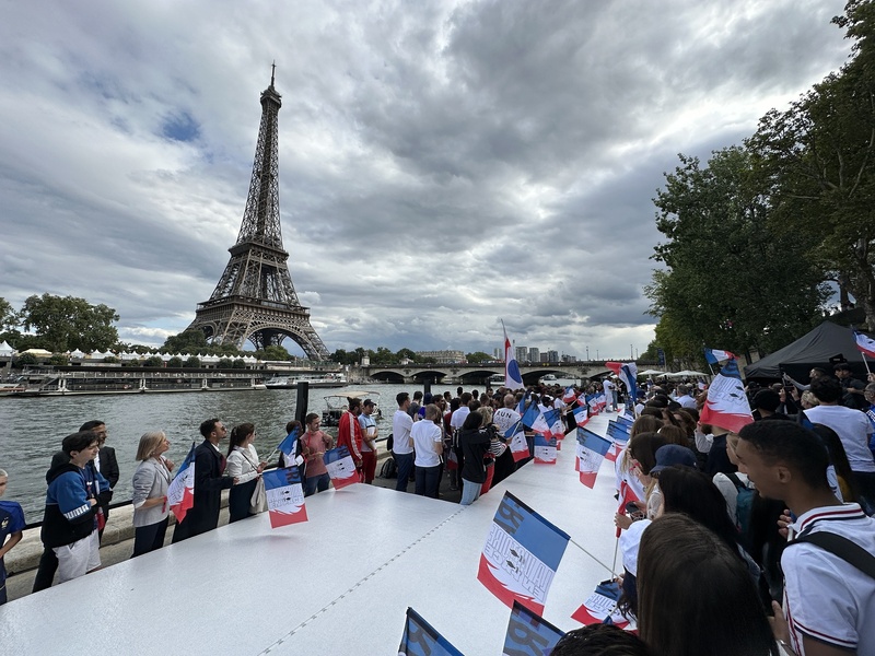 巴黎奥运火炬在塞纳河上公开亮相,【看世界】以水为灵感火炬|奥运会|巴黎奥运火炬