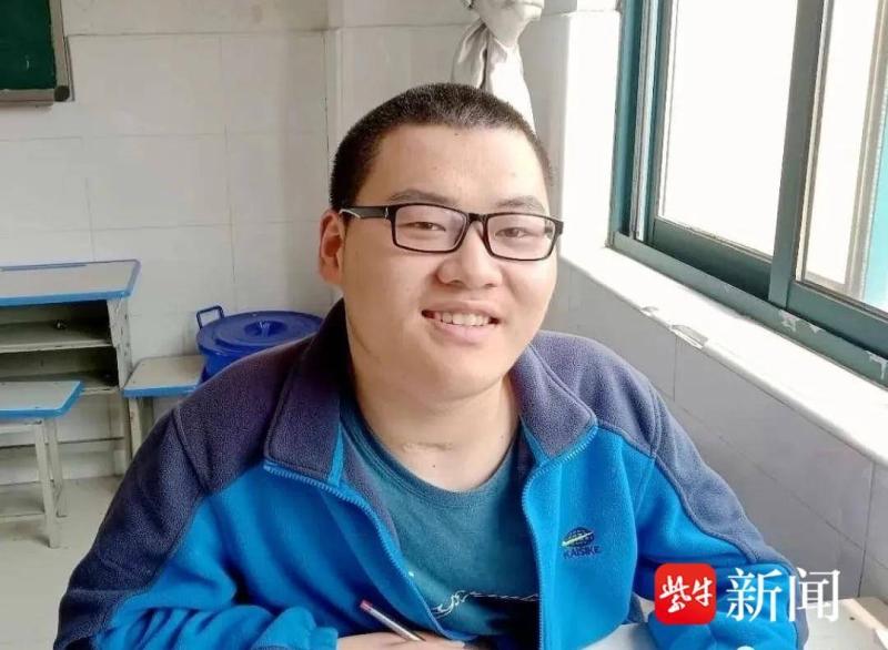 Relying solely on two fingers to write and dream of becoming a teacher, mother and son have been relying on each other for six years and studying hard. A severely ill male student in Jiangsu scored 632 points in the college entrance examination, studying | physically | wheelchair | mother | life | Gu Weihua | son | Dong Yichao