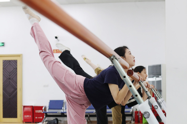 "That's the happiness of opera actors," said the young actor. "Every day there is progress, and during the dog days, the Yue Opera Theater | Shanghai | Actors