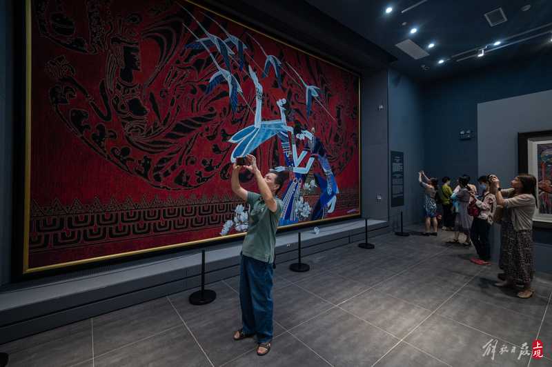 Shanghai Grand Theatre celebrates its 25th birthday with an exciting open day, recreating a giant painting of Shanghai Grand Theatre | Space | Celebration