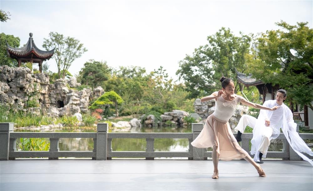 The original dance drama "Nine Years of Yonghe" unveils a corner of the veil between the pavilions and towers in Shenyuan, waving hair on the fan and dancing in the garden. Dance Drama | Nine Years of Yonghe