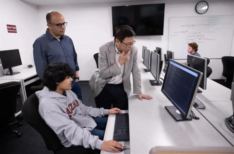 Self studying Chinese and Kung Fu, he is the youngest engineer in SpaceX's history! Graduated from university at the age of 14 as a computer engineer. Guazi | Chinese