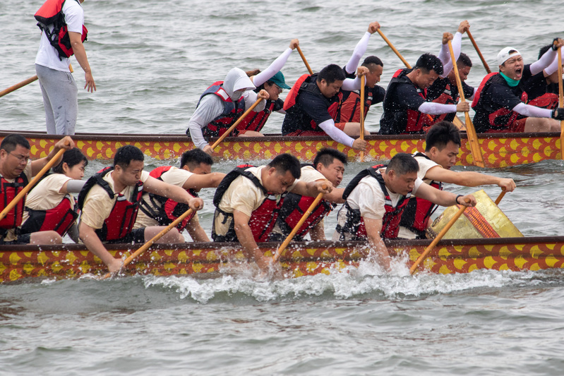 Exciting! " The International Student Dragon Boat Race at Dishui Lake features wave racing, drumming, and sweat. "Today, let's cheer students together | Activity | Sweat."
