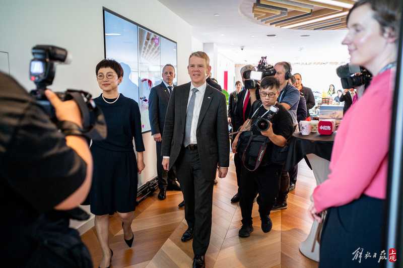 Inviting everyone to travel!, New Zealand Prime Minister Posts China | New Zealand | Prime Minister on "Little Red Book"