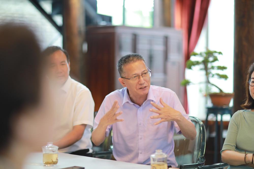 Gathering with the people of her hometown to talk about "artistic life"... Famous female sculptor He E returns to Jinshan He E | Culture | Hometown