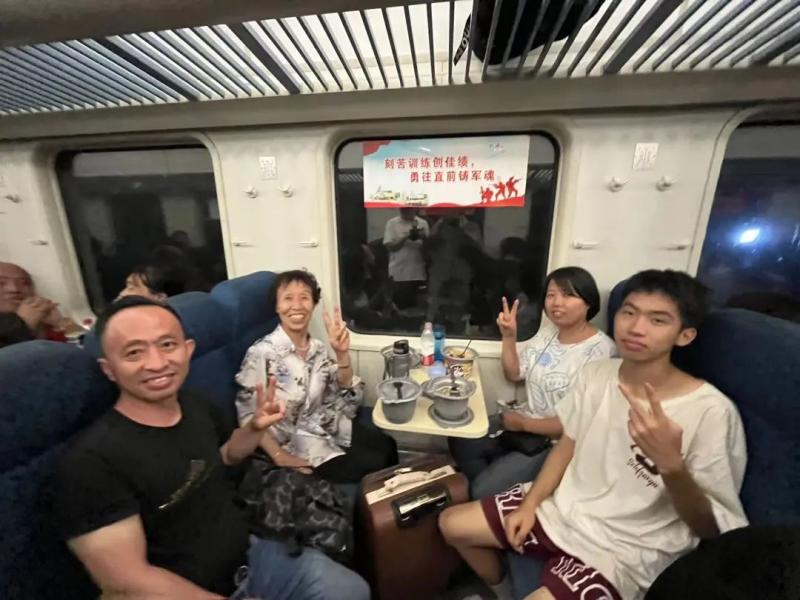 A seventy year old man recounts an unforgettable experience, "It's really pouring all their help!" On the transfer train, the transfer | train | help