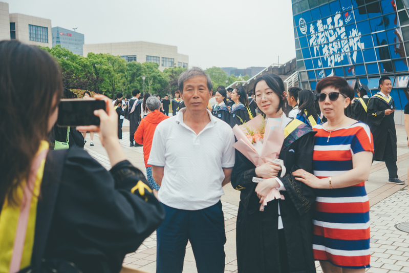 What heartwarming moments are there?, Take graduation photos and intangible cultural heritage Paper Cuttings to reproduce the beautiful scenery of the campus... this graduation season ceremony | graduates | campus