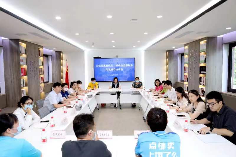 We talked about grassroots governance, and the residents invited riders to wrap Zongzi for the Dragon Boat Festival. In this street outside Shanghai, we petrified the streets | communities | grassroots