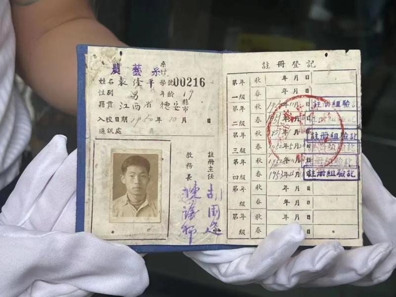 Inspired him to almost become an air force officer, with this person's signature on it. Yuan Longping's student ID was publicly available during the period | university | signature