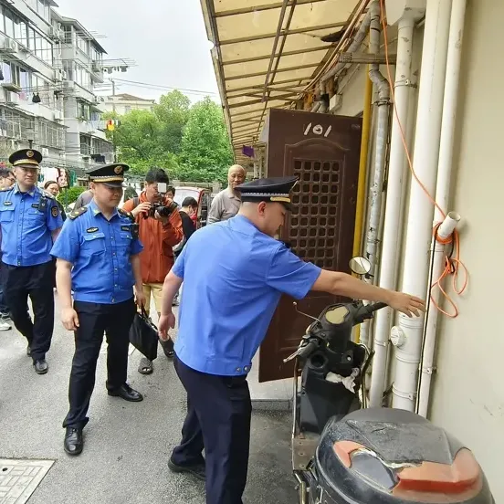 Battery car charging cable is flying and refuses to correct? Talk about punishment! Pengpu Xincun Street issues correction notice today