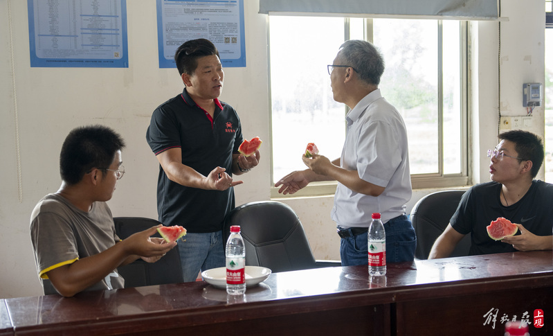 Chongming Zhuxin Town, a small technology academy, has achieved a close connection between "local professors" and "professors" in the career of raising crabs | local professors