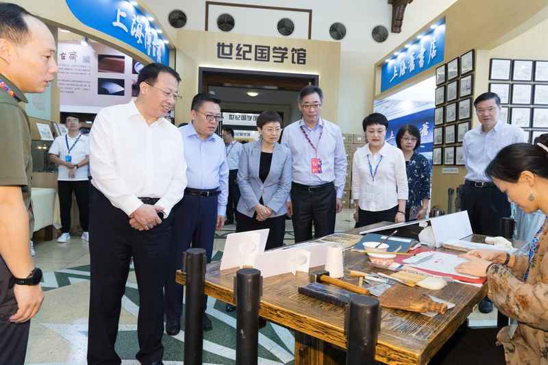 Gong Zheng is inspecting the Shanghai Book Fair to create a cultural platform that serves the whole country and likes the good reading habits of citizens. | Culture | Shanghai