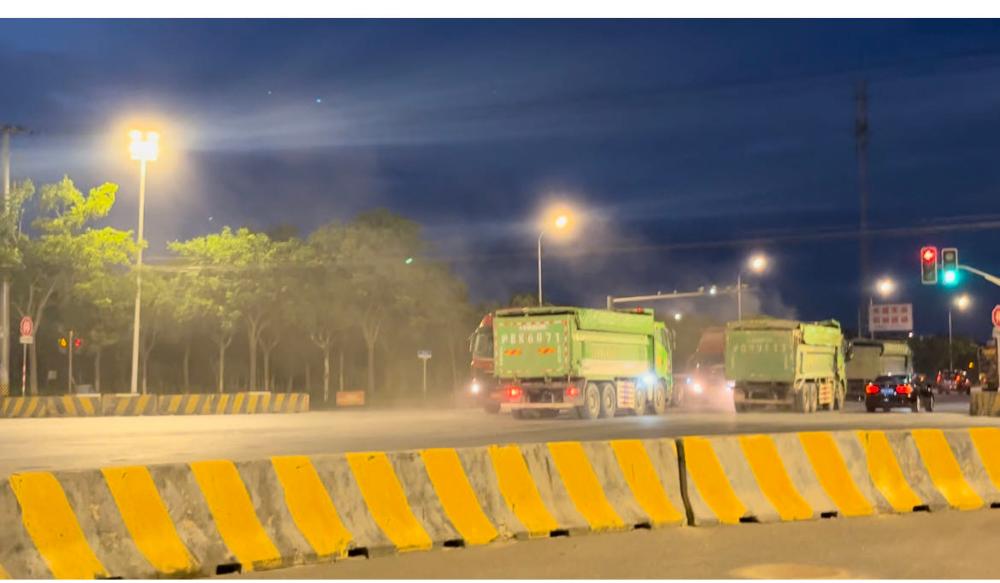 Why are the dust prevention measures not in place?, The dust is so heavy that you can't even see the road clearly! On this road in Pudong, garbage trucks pile up garbage | Jinhai | Lianlu