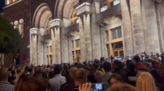 纳卡地区局势升级！大批民众在亚美尼亚政府大楼前抗议