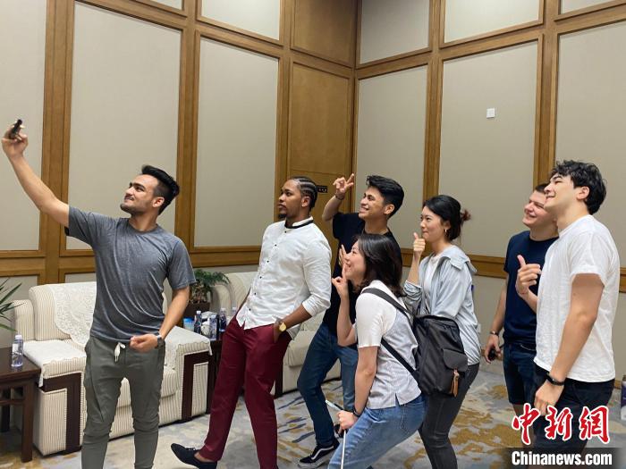 The ancient city of Yangzhou has gained popularity among many "Z generation" young people in various countries. Chunjiang Flower Month | Fireworks March | Tour Line | Z generation | Vlog