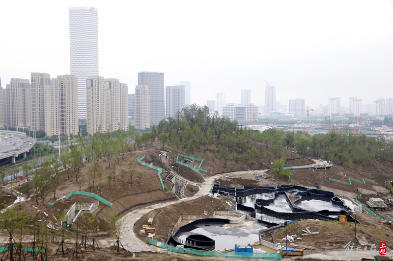 More than 60% of the Twin Towers in the World Expo Cultural Park are covered in green, creating a picturesque World Expo Cultural Park with "stacking mountains and managing water"