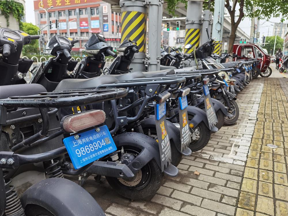 It has been over a year since the implementation of electronic license plates that specialize in driving against traffic and running lights: Why are electric delivery trucks still rampaging on the streets of Shanghai? Delivery | Transportation | Running Lights