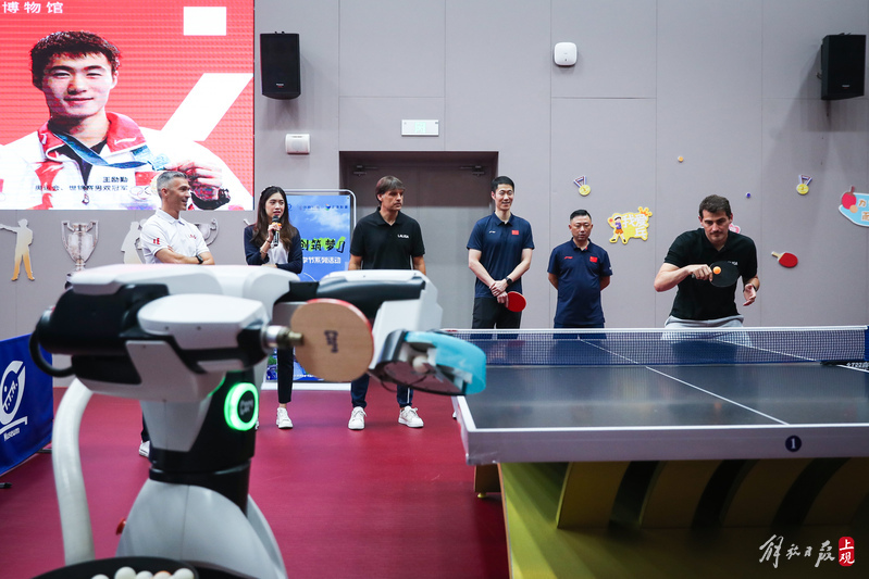 He also competed with Wang Liqin in table tennis, not just in football, but also in the legendary La Liga star Huangpu Riverside Show. Yan Sen | Star | Huangpu Riverside Show