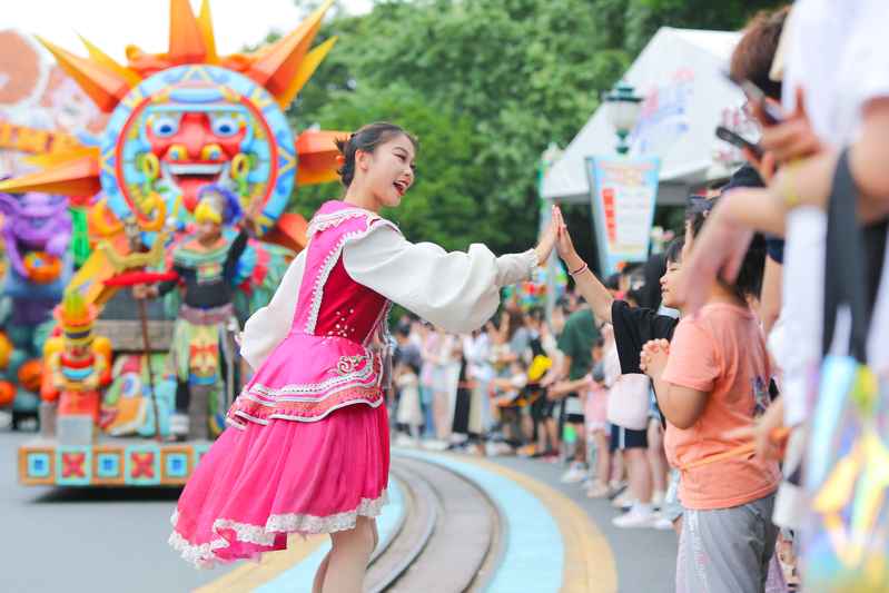 Oriental Pearl TV Tower, Happy Valley and other scenic spots have set a new high in summer passenger flow, and Shanghai's cultural and tourism consumption continues to be hot in Happy Valley | tourists | Oriental Pearl TV Tower
