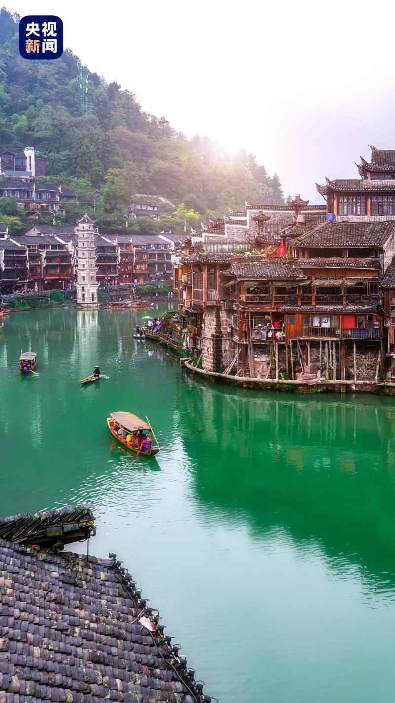 The "Old Book Market" by the Suzhou River has opened, and the rainy weather does not stop the enthusiasm of Shanghai people to search for books