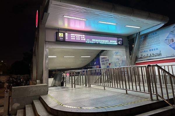 The subway station in Shanghai is still crowded: can only rely on "black trains" for connecting?, After the last bus, Pudong Airport | Train | Subway Station