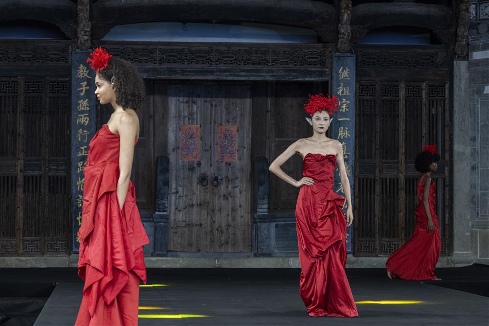 中法合办学院毕业秀受邀再登上海中心,黄山脚下五百年古宅一夜变国际时装秀场花朵|图案|秀场