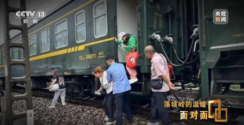 What did the over 900 stranded passengers on Luopo Ridge experience?, 105 hours Beijing Mentougou | K396 | Passengers