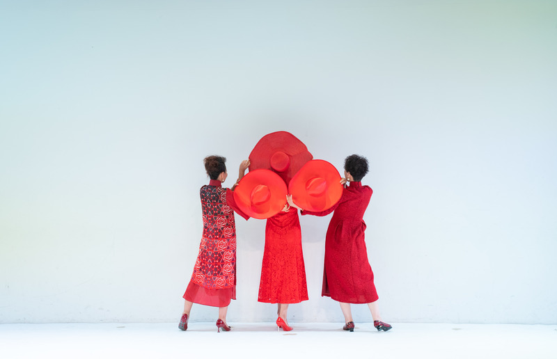 Aunties at the Edinburgh Art Festival cannot tell that they are about to retire and fly to the UK to show off their Chinese cheongsam. Fashion sisters replace foreign models in cheongsam | Women | China