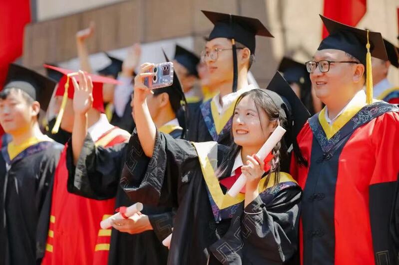 What heartwarming moments are there?, Take graduation photos and intangible cultural heritage Paper Cuttings to reproduce the beautiful scenery of the campus... this graduation season ceremony | graduates | campus