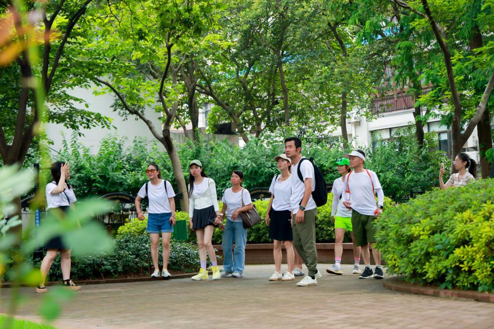 This heartwarming relay "touches the backlight", in Shanghai, ride first and then walk at Xinhua Bookstore | Series | heartwarming