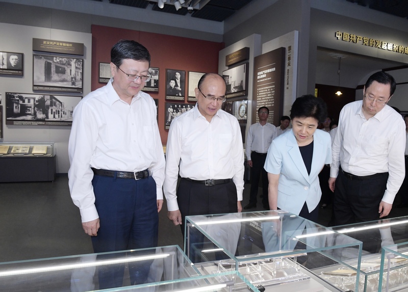 To discuss the cooperation and exchange plan between the two regions, Chen Jining, Gong Zheng, and Xu Qin, Liang Huiling led the Heilongjiang Provincial Party and Government Delegation to discuss the national strategy delegation