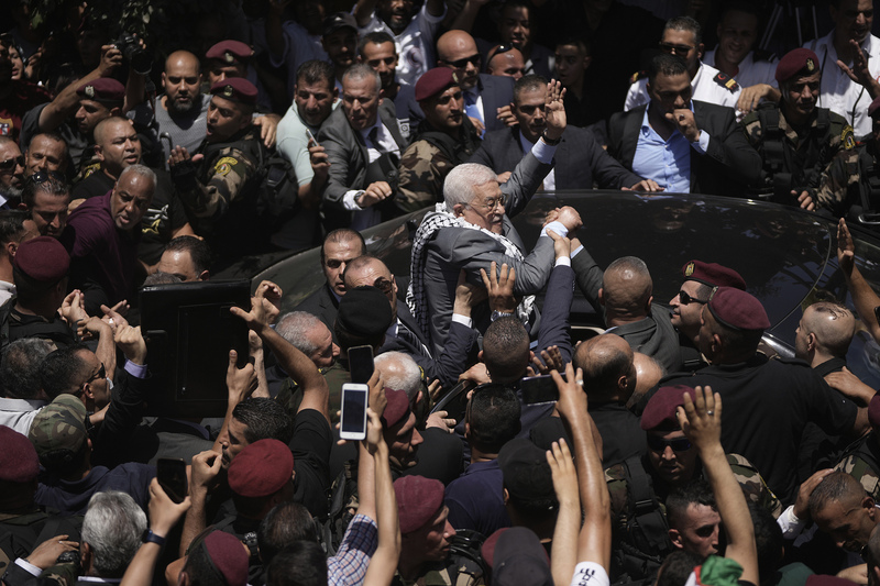 巴勒斯坦总统抵达杰宁悼念巴以冲突中丧生的民众,【看世界】十多年来首次工作。据朝中社|阿巴斯|冲突