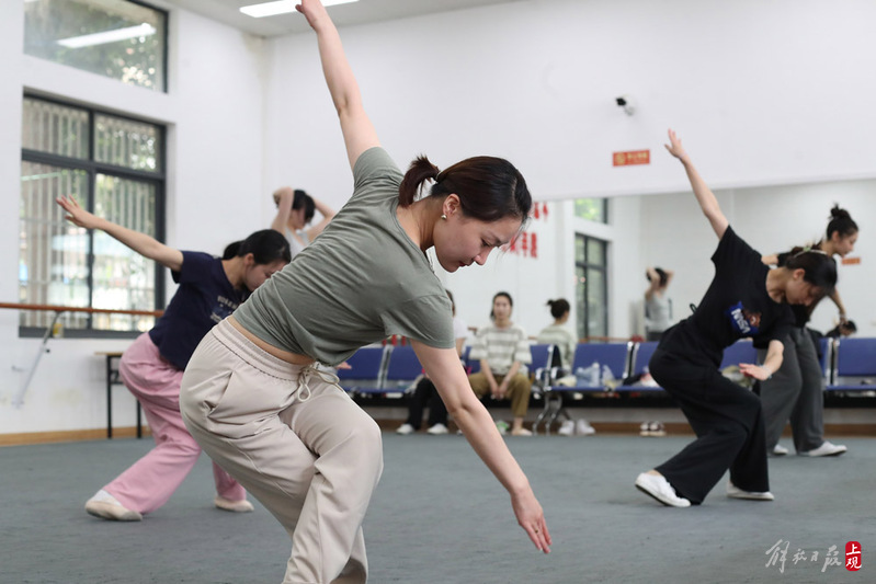 "That's the happiness of opera actors," said the young actor. "Every day there is progress, and during the dog days, the Yue Opera Theater | Shanghai | Actors