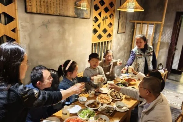 "9.9 Yuan to grab the 258 Yuan night food stall package"? The lively nightlife of this fishing village in the suburbs of Shanghai keeps residents entertained