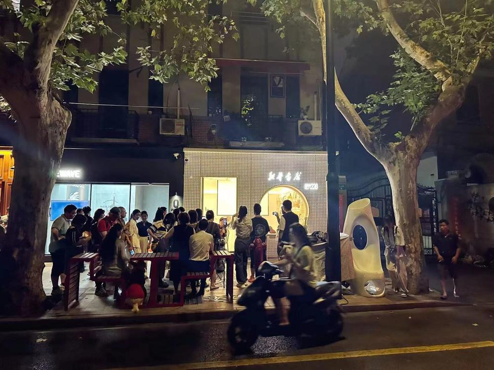 听众里还有导盲犬,一场街角吉他音乐会,上海最小的新华书店门口图书|文创|吉他