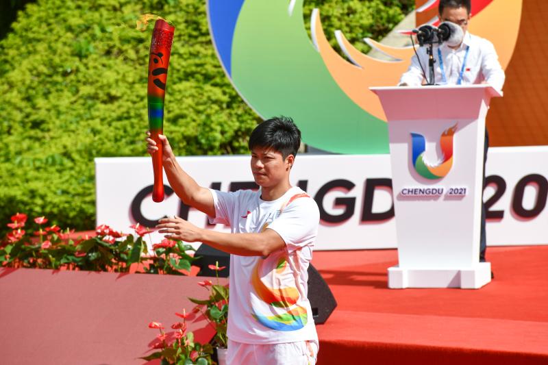 Chasing the Light | Chasing the Light of Youth! A Comprehensive Review of the Torch Relay at the Chengdu Universiade Torchbearer | Torch | Universiade