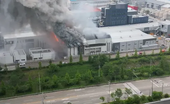 How did the fire at the South Korean battery factory happen? Last week, someone heard a "bang" and 35,000 lithium batteries exploded in less than a minute.