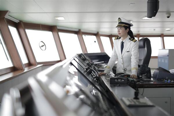 用短视频呈现海上生活的孤独和浪漫,中国首位穿越北冰洋的女船长登上热搜驾驶台|航海|生活