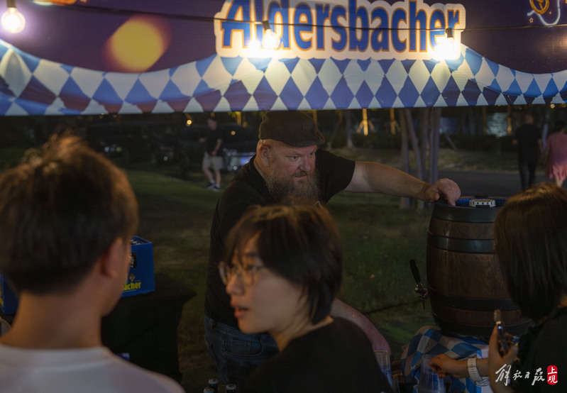 Lao Hu celebrates the fourth anniversary of the Lingang New Area with his hometown beer, which young people love to drink. The city of young people celebrates the fourth anniversary of the Lingang New Area