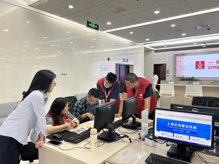 The average waiting time has been shortened to 30 minutes... Fengxian Government Affairs Center is working at full capacity to serve enterprises, and the number of applications has doubled.