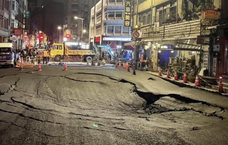 Scaring nearby residents, the sinkhole is only two or three meters away from residential buildings. After emergency repairs, it collapsed again, causing a road collapse accident in the bustling Taipei city in the early morning