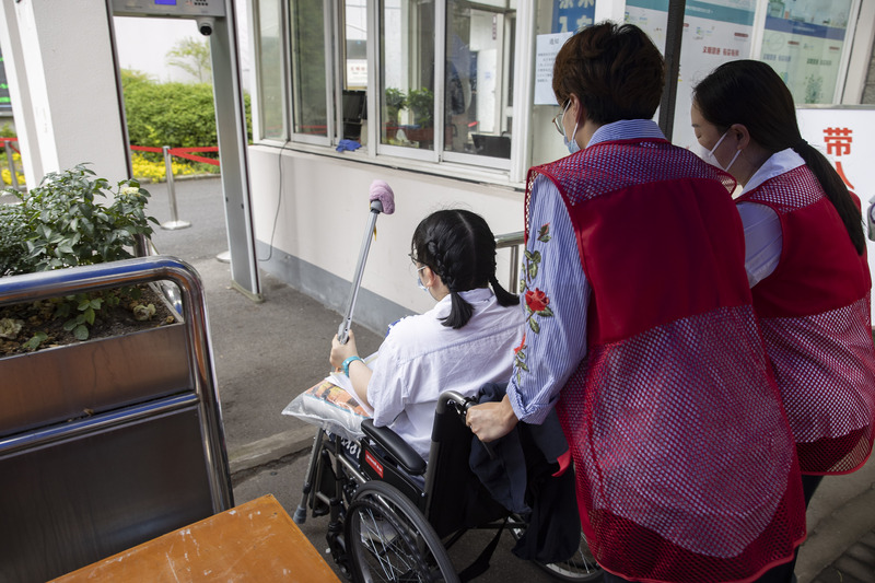 Wearing heat dissipation stickers to take the exam, sending Ultraman's younger brother to take the exam... Go straight to Shanghai for the first day of the college entrance examination | Test site | Shanghai